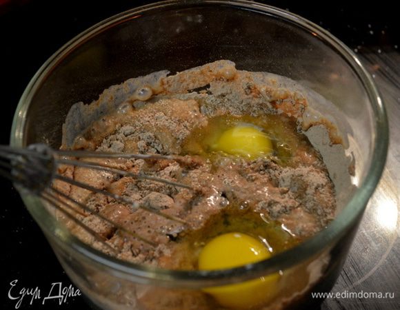 Добавить яйца, кефир и ванилин. Перемешать.