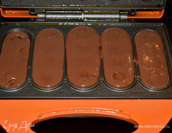 Затем добавим сливочное масло растопленное и опять перемешаем до мягкого состояния. Выложим в форму и готовим 3-6 мин.