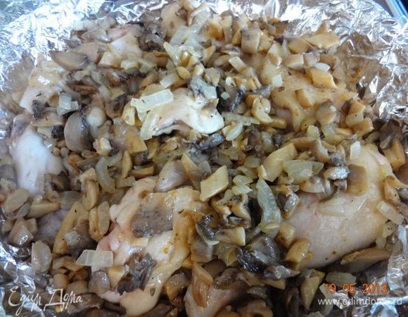 Выложить грибную смесь на кусочки курицы.