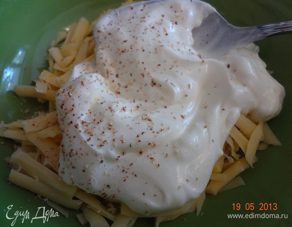 Сыр натереть на крупной терке, добавить сметану, мускатный орех, все хорошо смешать.  