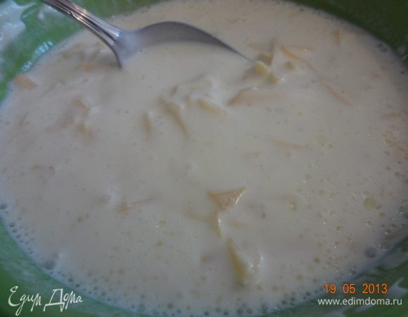 Добавить к сырной смеси теплый бульон или воду и еще раз смешать до однородности.