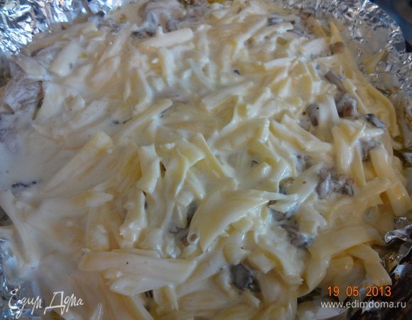 Получившимся соусом залить кусочки курицы с грибной зажаркой и поставить в разогретую до 190 С духовку на 35-40 минут, если сыр будет сильно подрумяниваться, накрыть фольгой верх формы.