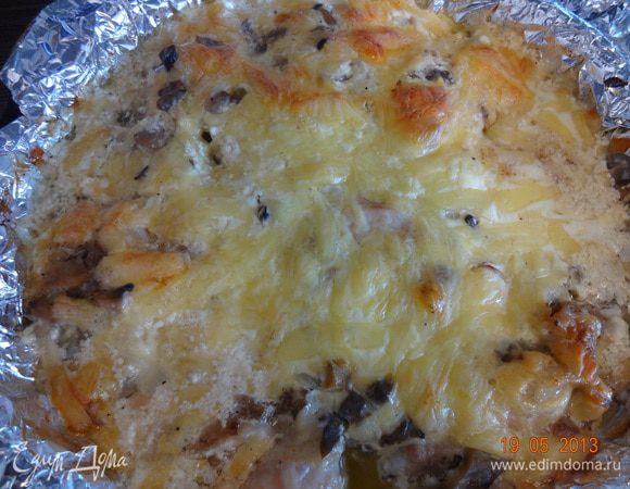 Готовую курицу вынуть из духовки, дать чуть остыть и подавать, украсив зеленью петрушки. 