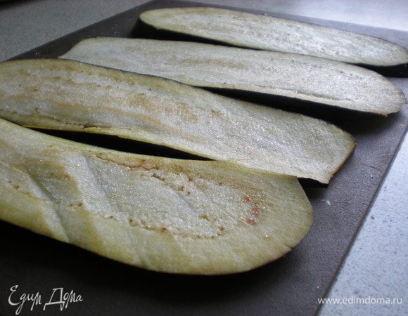 Баклажаны вымыть, нарезать пластинами. Посолить и оставить на минут 30 (это для того, чтобы ушла горечь). 