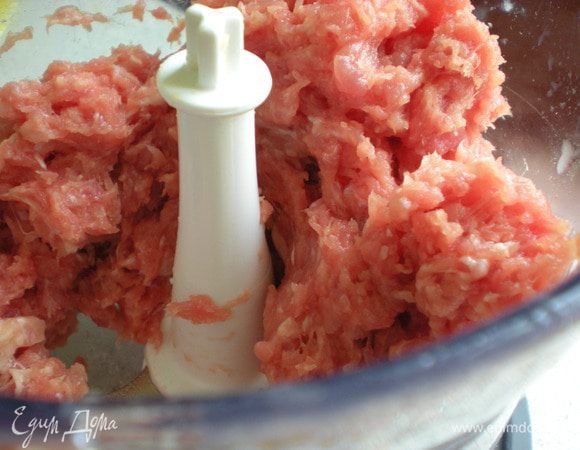 Фарш (предпочитаю делать самостоятельно) замариновать в специях, накрыть пищевой пленкой и поставить в холодильник. 
 