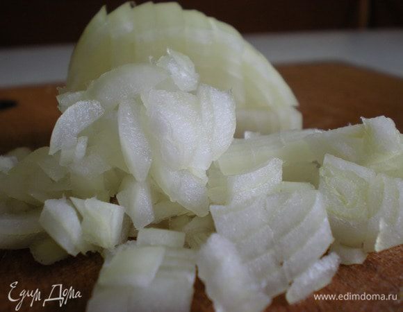 Репчатый лук очистить и мелко нарезать.