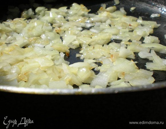 На сковороде разогреть 2 ст.л. растительного масла и подрумянить лук. 