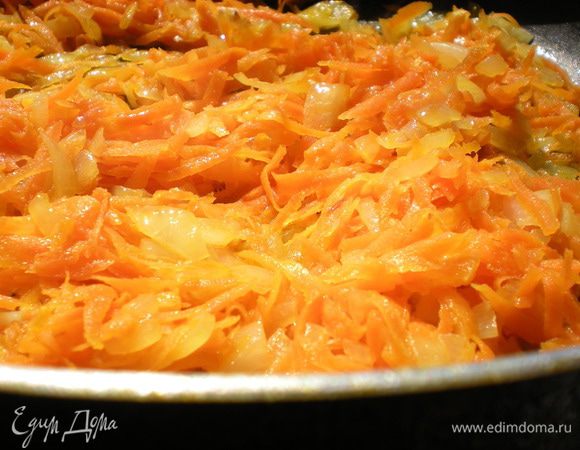 Затем добавить морковь и перемешать. Обжаривать 3 мин.