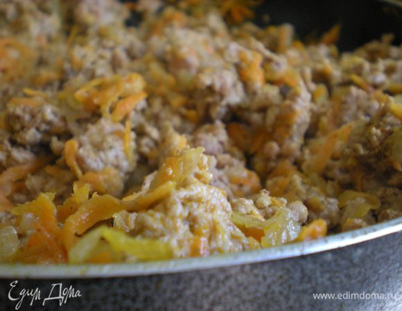 К овощам добавить мясо и готовить до изменения цвета. 