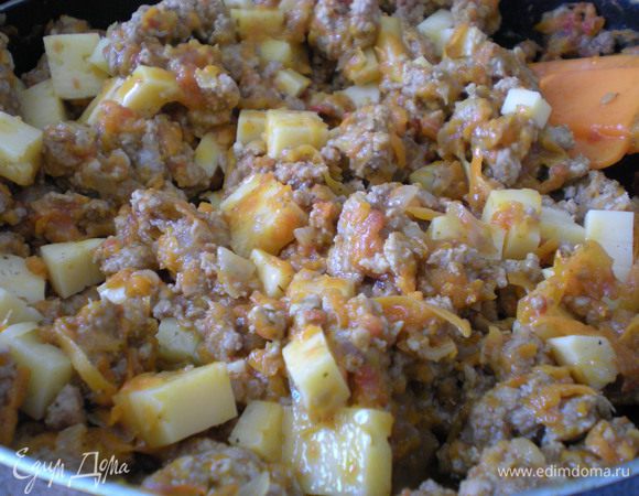 Cыр нарезать кубиками и подмешать у чуть остывшей начинке. 