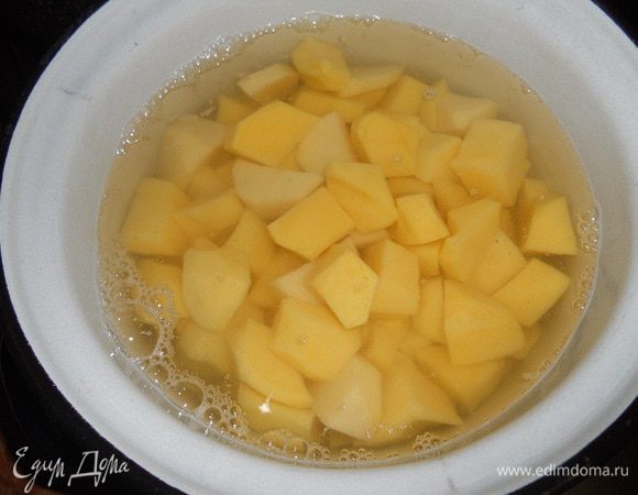 Картофель очистить, порезать кусочками и отварить до готовности, посолив по вкусу. Когда картофель сварится, слить воду. Нагреть сливки до кипения.