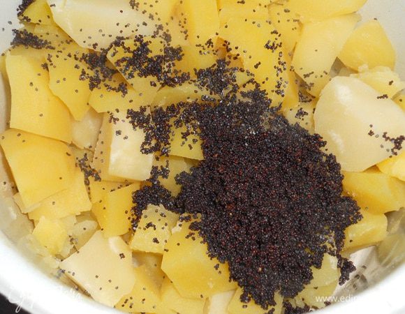 Мак отварить в течение 10  минут,  промыть теплой водой и процедить , добавить к отваренному картофель и начать толочь картофель с маком в пюре.