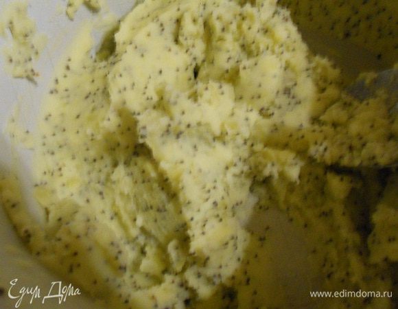 Когда картофель потолчется, взять лопаточку, влить сливки и перемешать до однородности. Не перемешивайте пюре ложкой, иначе пюре не будет нежным.