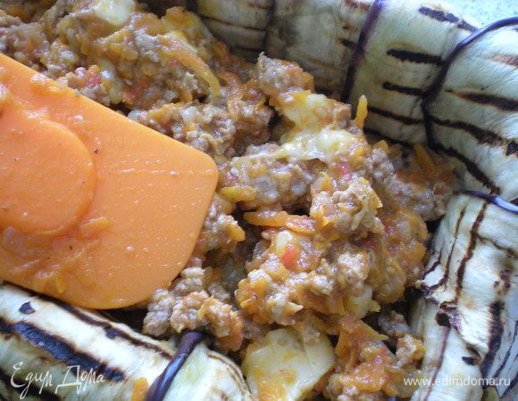 Выложить начинку и разровнять. 