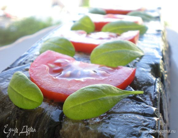 Украсить помидоркой и зеленью. 