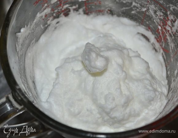 Разогреть вафельницу. Разделить белки и желтки отдельно. Взбить белки до густых пиков. Отставить в сторону.