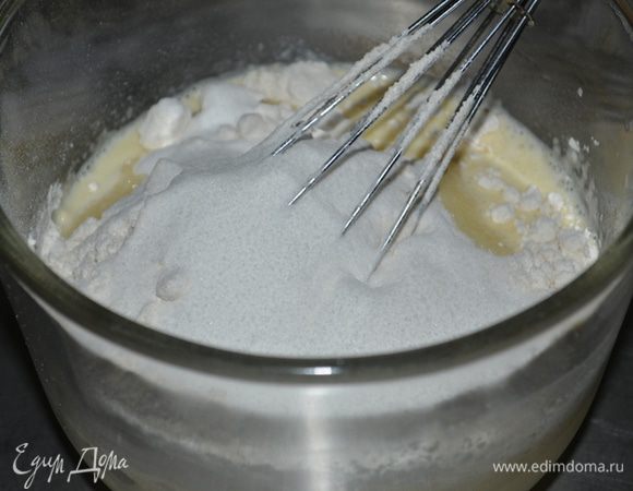 Взбить желтки в отдельной емкости. Добавить молоко. Перемешать.
Добавить все сухие ингридиенты. Перемешать без усердия как на маффины.