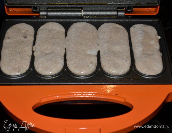 Выкладываем  порционно в вафельницу разогретую. Готовим 3-6 мин.сторона.