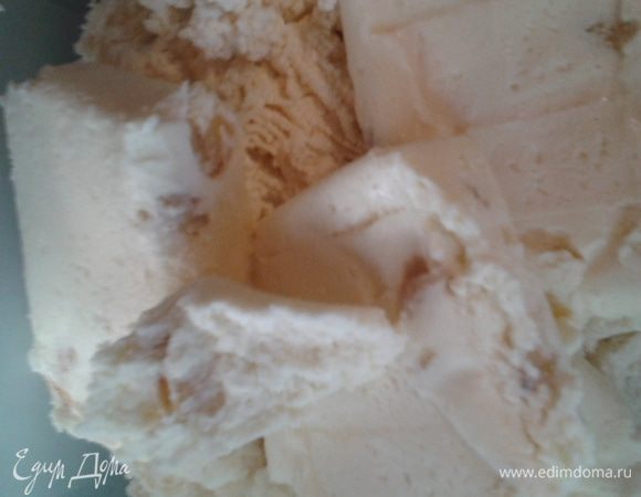 Добавляем творожные сырки ...