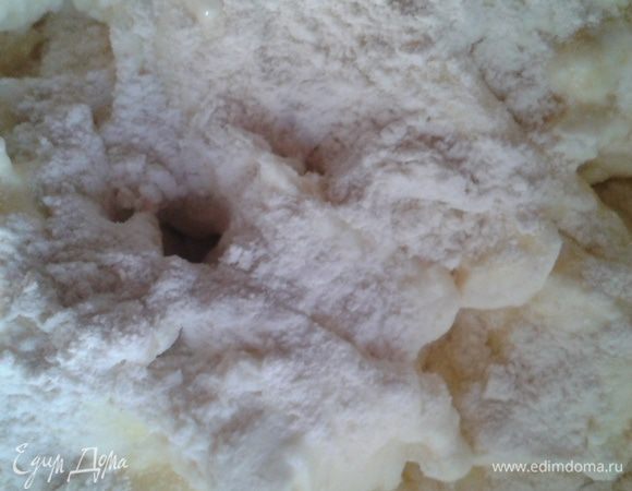 Добавляем муку постепенно по одной ложке.