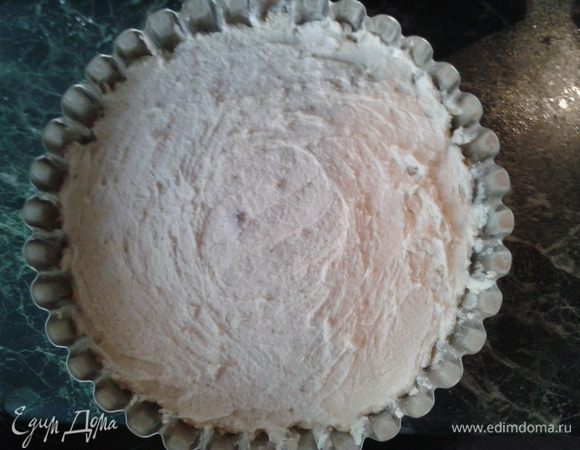 Форму смазываем сливочным маслом или маргарином и равномерно выкладываем. 