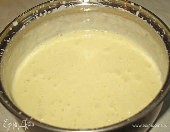 Голландского соус.  Соединить желтки с 30 мл холодной воды и хорошо взбить. Миску с желтками ставим на водяную баню (нужно помнить миска с желтками на должна соприкасаться с водой) и продолжая взбивать завариваем желтки. После того как загустеют желтки, нужно снять с водяной бани и добавить  растопленной сливочное масло (оно должно иметь температуру 50 градусов), соль, кайенский перец, лимонный сок. 


