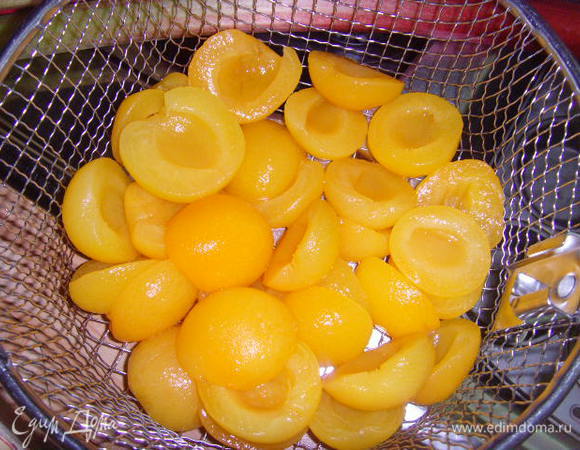  Абрикосы заранее откинуть на сито, дать стечь соку. 