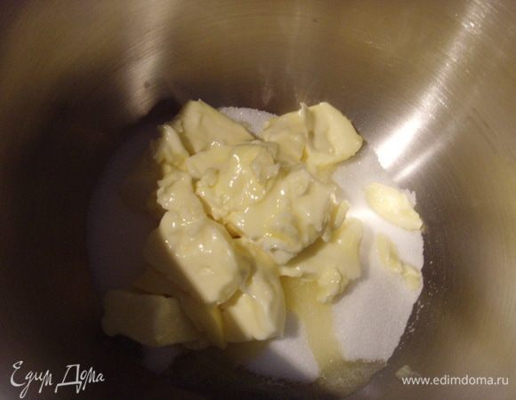 Масло комнатной температуры взбить с 200 г сахара (я уменьшила количество сахара до 180 г) и щепоткой соли.