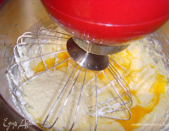 По одному ввести 4 яйца, чередуя с крахмалом.