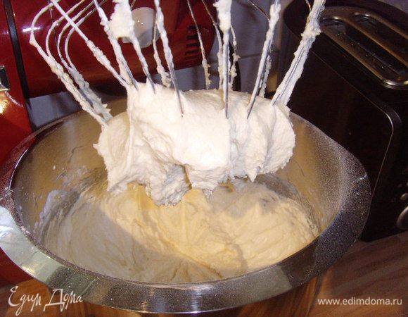 Муку смешать с разрыхлителем и просеять через сито, вмешать с цедрой лимона и добавлением 2 — 3 ст. л. сливок в яично-маслянную массу. Тесто получается консистенции очень густой сметаны.