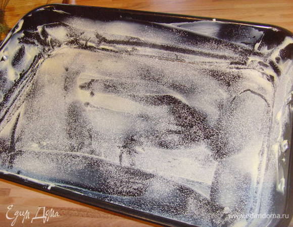 Ревень порезать на бруски, форму смазать маслом и посыпать манкой. 

* Можно и даже нужно выложить форму пергаментной бумагой. Так потом легче извлечь пирог из формы. 