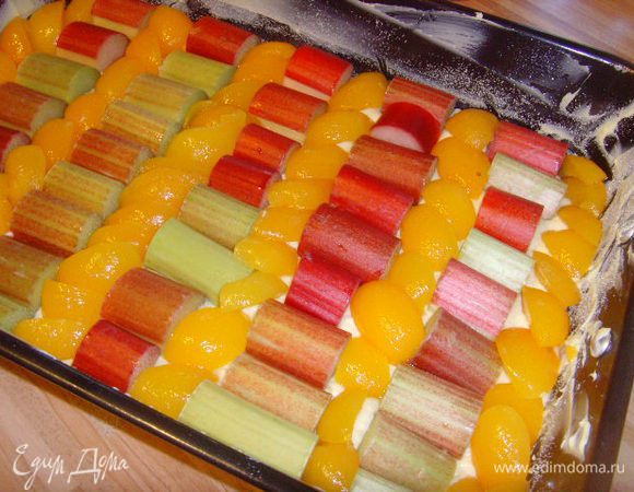 Количествово фруктов, данное в рецепте, рассчитано на форму 40 x 29 см. 

* но со временем я убедилась, что если взять форму чуть меньше, пирог получится выше и пышнее. 850 мл банка абрикос уйдет полностью, а вот ревеня понадобится чуть меньше. 
