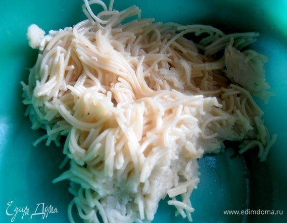 Вместо булки не возбраняется добавить к фаршу порцию оставшегося гарнира типа вермишельки!