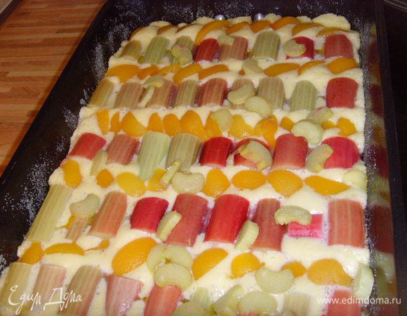 Духовку разогреть до 175°С и выпекать пирог 15 минут.