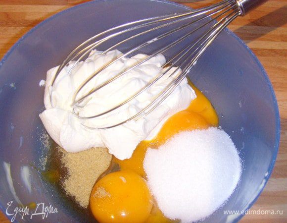 Тем временем приготовить заливку: смешать 4 желтка с 40 г сахара, ванильным экстрактом и жирной сметаной, равномерно распределить по пирогу и выпекать еще около 30 — 40 мин. при той же температуре.

* жирную сметану можно заменить рикоттой. 