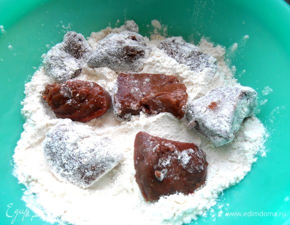 Обмакиваем кусочки в муке...