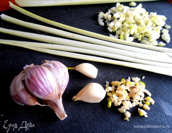 Стебель сельдерея,лук,чеснок мелко покрошить...