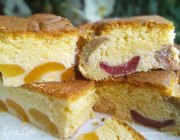 По желанию: взбить белки со щепоткой соли, при появлении пены постепенно добавить оставшийся сахар и сок лимона и довести взбивание до стойких пиков. Распределить белки по поверхности и запекать в течении еще 10 мин. 

* Мы "пенку" не любим, поэтому я выпекаю пирог 40 — 45 мин, зависит от духовки. 