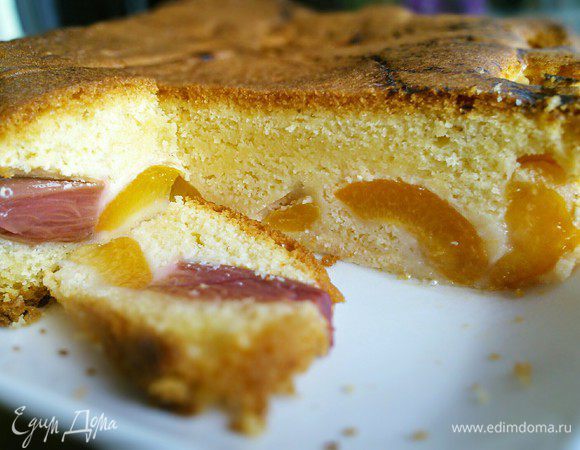 Пирогу дать остыть, разрезать на порционные кусочки.   
Приятного аппетита! 