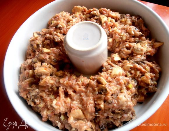 Выкладываем перемешанную массу вокруг...