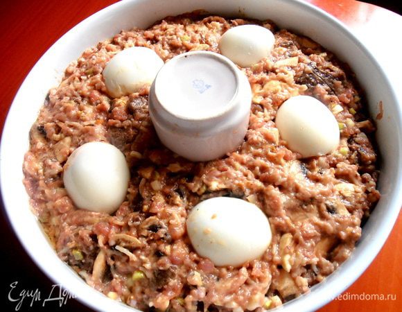 Вдавливаем равномерно по кругу яйца...Почему их видно? Так лучше определять,где делать красивый разрез для аппетитной подачи с "глазком"! Запекаем в разогретой до 180* духовке примерно 15 минут для начала...