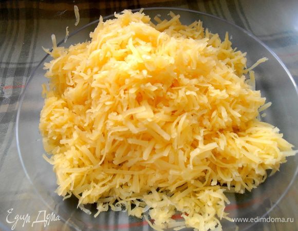 Сыр натираем на мелкой тёрке...