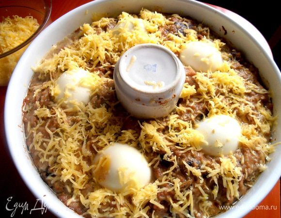 Вынимаем полуготовое блюдо и присыпаем сверху сыром...