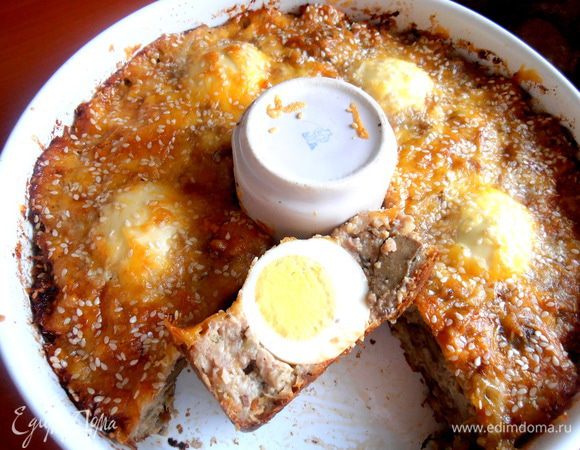 Теперь надрезаем острым ножом кусок,пропиливая посередине яйца для красивой подачи...