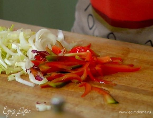 Сладкий перец мелко порубить.