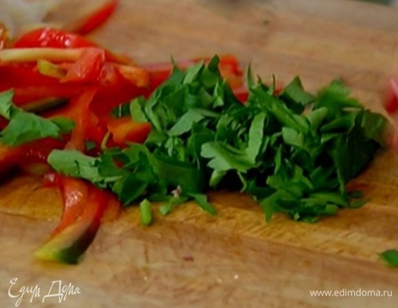 Петрушку измельчить.