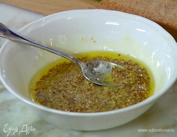 Приготовить заправку: перемешать горчицу, уксус, оливковое масло, соль и свежемолотый перец.