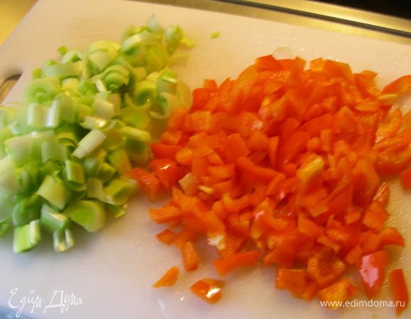 Лук и перец мелко режем.
