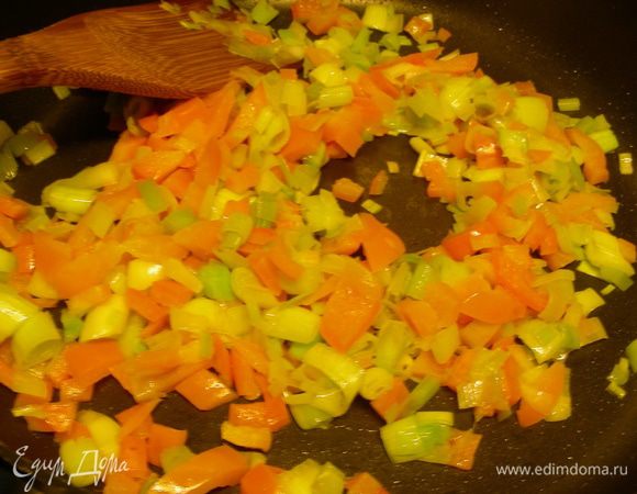 Обжариваем лук минуты 3, затем добавляем перец и готовим вместе до мягкости минут 15. Убираем со сковороды и оставляем в сторону.
