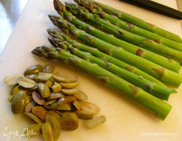 Спаржу отвариваем до мягкости (я ее готовила в пароварке). Главное - ее не переваривать, иначе она теряет свой замечательный вкус. Обсушиваем ее и оставляем в сторону. Можно ее опустить на несколько минут в ледяную воду для сохранения цвета. Маслины можно оставить целыми или разрезать пополам (у меня были крупные оливки с косточкой, чтобы от нее избавиться, пришлось их нарезать помельче).

